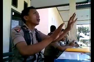 Video virale del poliziotto-cantante indonesiano
