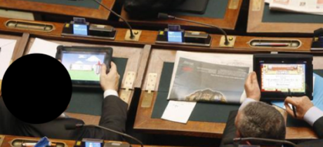 Ecco come i politici Italiani lavorano al parlamento, ma naturalmente con l'iPad