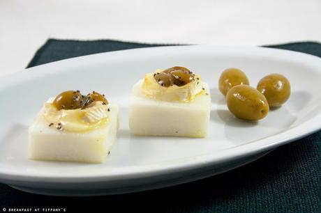 Crostini di polenta bianca con brie e olive