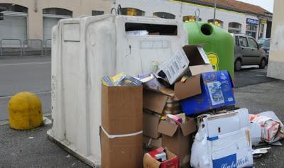 PAVIA. Nuove difficoltà nello svuotamento delle campane per la carta. ASM Pavia promette tempi brevi.