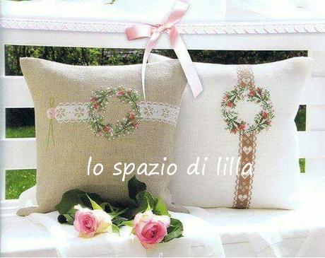 Schemi a punto croce...Splendidi motivi floreali sui cuscini d'arredamento / Cross stitch  patterns...Stunning floral motifs on cushions