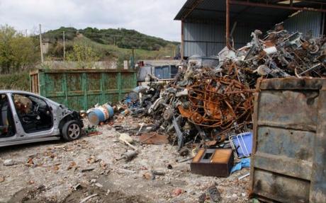 Caccuri, scoperta discarica abusiva di scarti da autodemolizioni