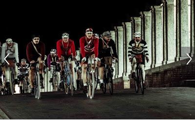 PAVIA. La Gran Corsa di Primavera con le biciclette d'epoca; e si transita sul ponte coperto.