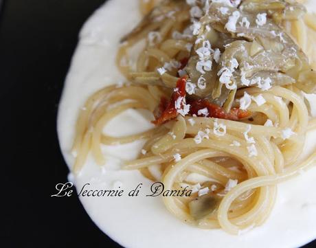 Spaghetti con carciofi e pomodori secchi, su mousse di ricotta