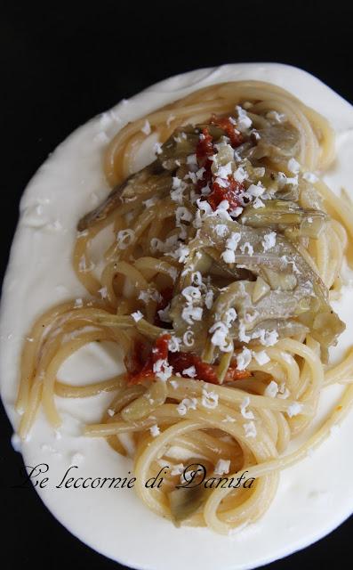Spaghetti con carciofi e pomodori secchi, su mousse di ricotta