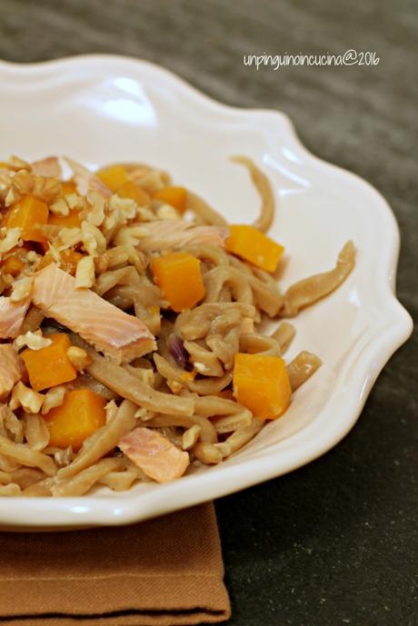 tagliolini-al-caffè-con-trota-affumicata-zucca-e-noci