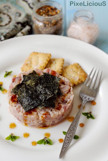 Tartare di Palamita all’Orientale con Salsa Teriyaki, Alga Nori Fritta e Crackers allo Shichimi Togarashi