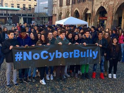 PAVIA. Pavia dice no al cyberbullismo con Helpis Onlus e 250 ragazzi scendono in piazza.