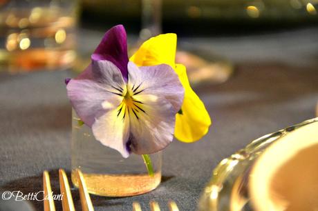 #fioridivenerdì- – – – -tutti i fiori del mio giardino sulla tavola