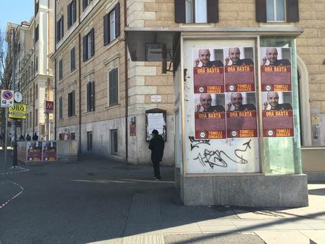 Le affissioni abusive fake di Roma fa Schifo. Città coperta dimanifesti deliranti per infangare il blog
