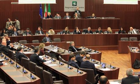 Lombardia: il consiglio regionale respinge la mozione di sfiducia a Maroni