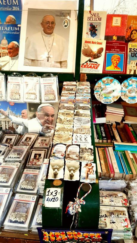 Nulla cambia! Il Primo Municipio dà via libera senza bando ai bancarellari che circondano Castel Sant'Angelo