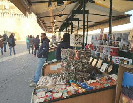 Nulla cambia! Il Primo Municipio dà via libera senza bando ai bancarellari che circondano Castel Sant'Angelo