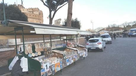 Nulla cambia! Il Primo Municipio dà via libera senza bando ai bancarellari che circondano Castel Sant'Angelo