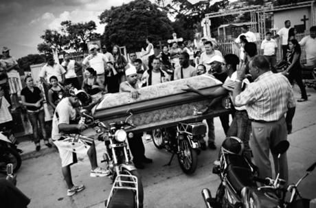 I vicini e i membri della famiglia ritornano alle loro case nei bassifondi di Petare dopo aver partecipato al funerale di Yanil Alexander Cemeño Figuera a Caracas.