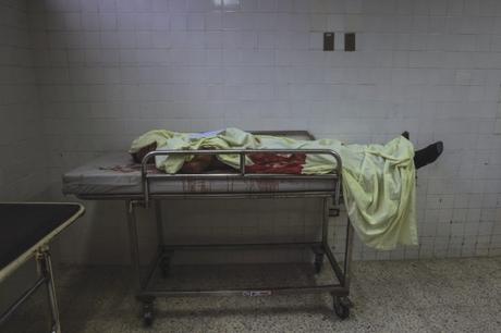 Il corpo di una ragazzina morta per via di colpi di pistorla in un ospedale di San Pedro Sula, in Honduras.