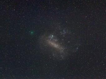 La Cometa 252P/LINEAR è stata vista nei giorni scorsi, accanto alla Grande Nube di Magellano. Sta rapidamente diventando più brillante, con una colorazione verdastra. Crediti: Dylan O’Donnel.