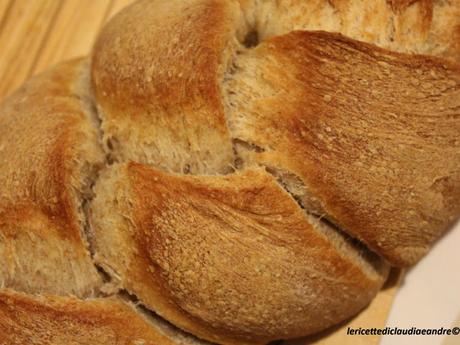 Pane intrecciato integrale con lievito madre