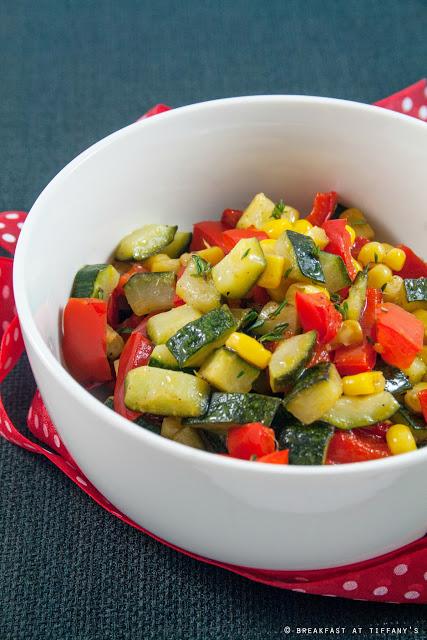 Insalata tiepida di zucchine, peperoni e mais