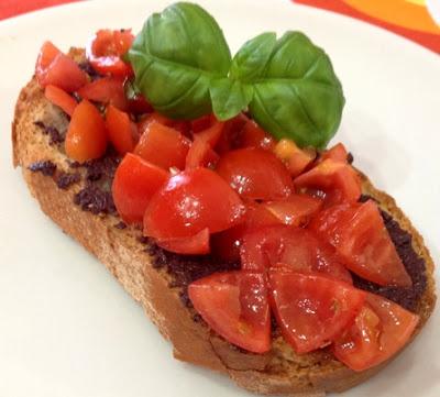 Bruschetta con patè di olive nere