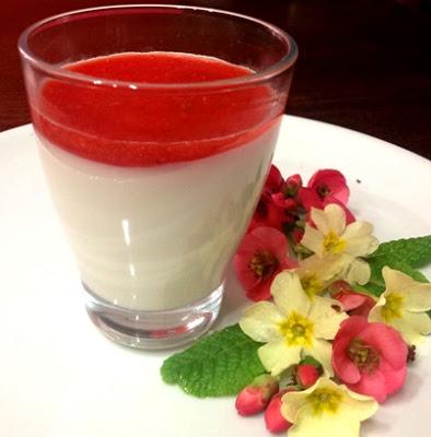 Panna cotta con coulis di fragole