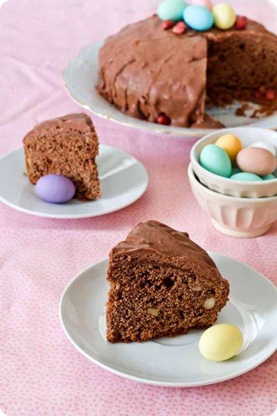 Come trasformare il cioccolato delle uova di Pasqua in una meravigliosa torta al cioccolato.