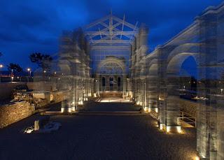 Una basilica di metallo e luce Una basilica di metallo e luce