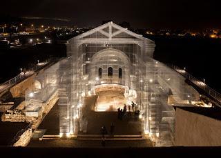 Una basilica di metallo e luce Una basilica di metallo e luce