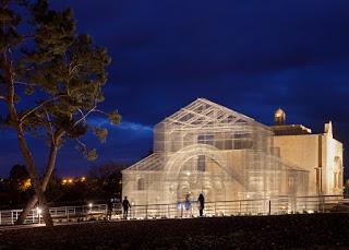 Una basilica di metallo e luce Una basilica di metallo e luce
