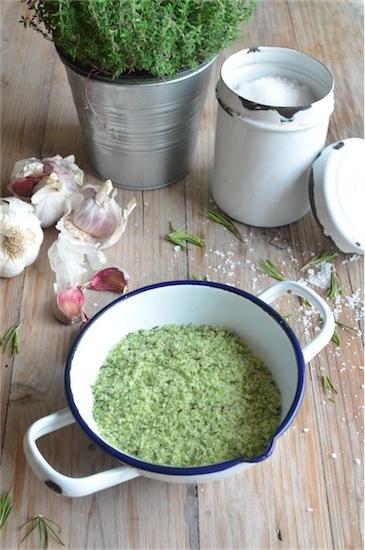 Pesto di sale con erbe e aglio. Pesto di sale con erbe e aglio.