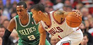 Derrick Rose nel duello con Rajon Rondo. Reuters