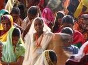 L’INDIA SEMPRE POPOLOSA, POCO SUPERERà CINA. PAESE ISTRUITO FEMMINILE PATRIARCALE. PREFERISCONO FIGLI MASCHI ABORTISCONO FETI FEMMINILI.