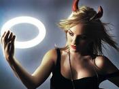 Tira un'aria strana dalla Romania: Alexandra Stan Saxobeat mania!