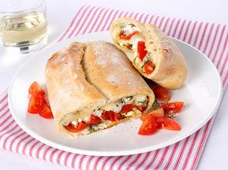 Rotolo di pizza con ricotta,scamorza e pomodorini