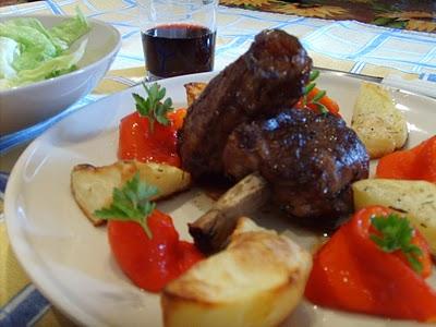 Costolette di maiale marinate alle erbe,con contorno di patate croccanti e peperoni rossi!