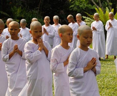 FOTO DEL GIORNO 9 APRILE 2011 : A BANGKOK  BAMBINE PROMESSE SUORE