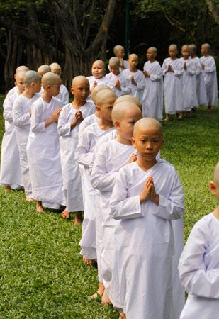 FOTO DEL GIORNO 9 APRILE 2011 : A BANGKOK  BAMBINE PROMESSE SUORE