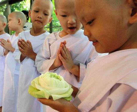 FOTO DEL GIORNO 9 APRILE 2011 : A BANGKOK  BAMBINE PROMESSE SUORE