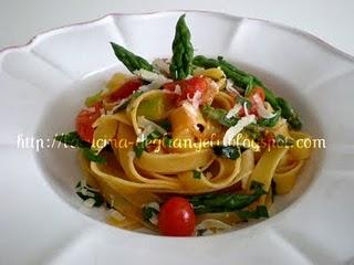 Fettuccine all' uovo con  con asparagi, datterini e cipollotto fresco