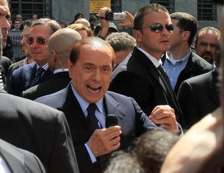 Berlusconi, comizio all'uscita dal tribunale