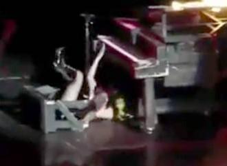 Lady Gaga cade dal pianoforte durante un concerto