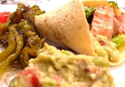 Fajitas di salmone, guacamole e peperoncini verdi dolci