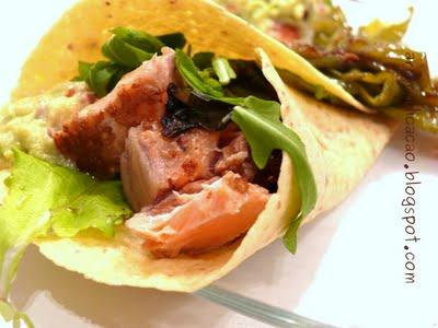 Fajitas di salmone, guacamole e peperoncini verdi dolci