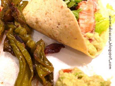 Fajitas di salmone, guacamole e peperoncini verdi dolci