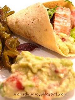 Fajitas di salmone, guacamole e peperoncini verdi dolci