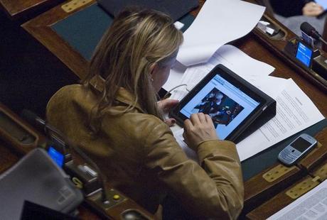 Deputati in aula giocano con l'ipad! (foto)