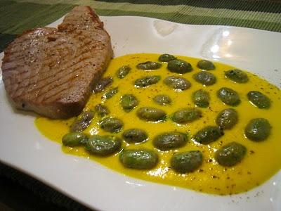 Tonno con fave e salsa allo zafferano