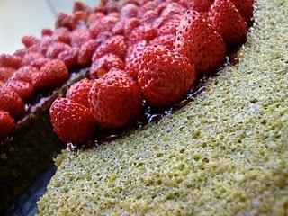 TORTA FINANZIERE AL MATCHA e VANIGLIA CON FRAGOLE DI BOSCO