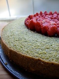 TORTA FINANZIERE AL MATCHA e VANIGLIA CON FRAGOLE DI BOSCO