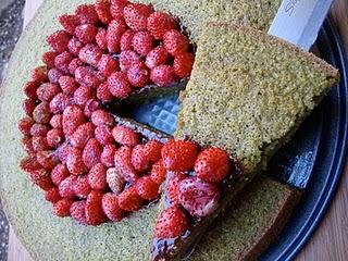 TORTA FINANZIERE AL MATCHA e VANIGLIA CON FRAGOLE DI BOSCO